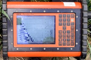 Właściwości sprężyste gliny piaszczystej / piasku gliniastego z poletka badawczego AMU-Morasko Test Site